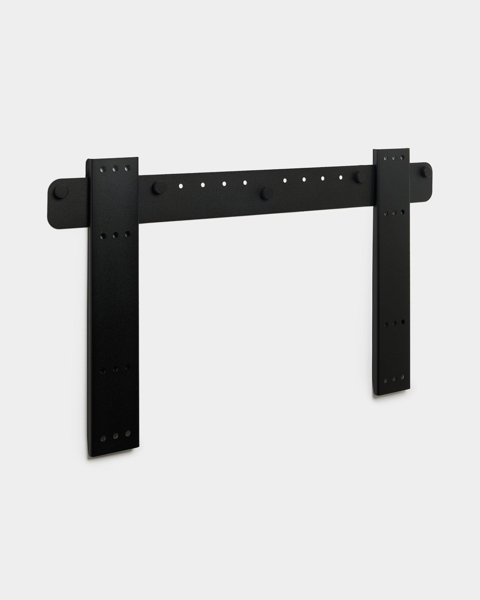 WoodUpp Fjell Large TV-fäste med dubbla vertical stöd, kompatibelt med VESA 600x400, black metallfinish visas mot en ljusgrå bakgrund.